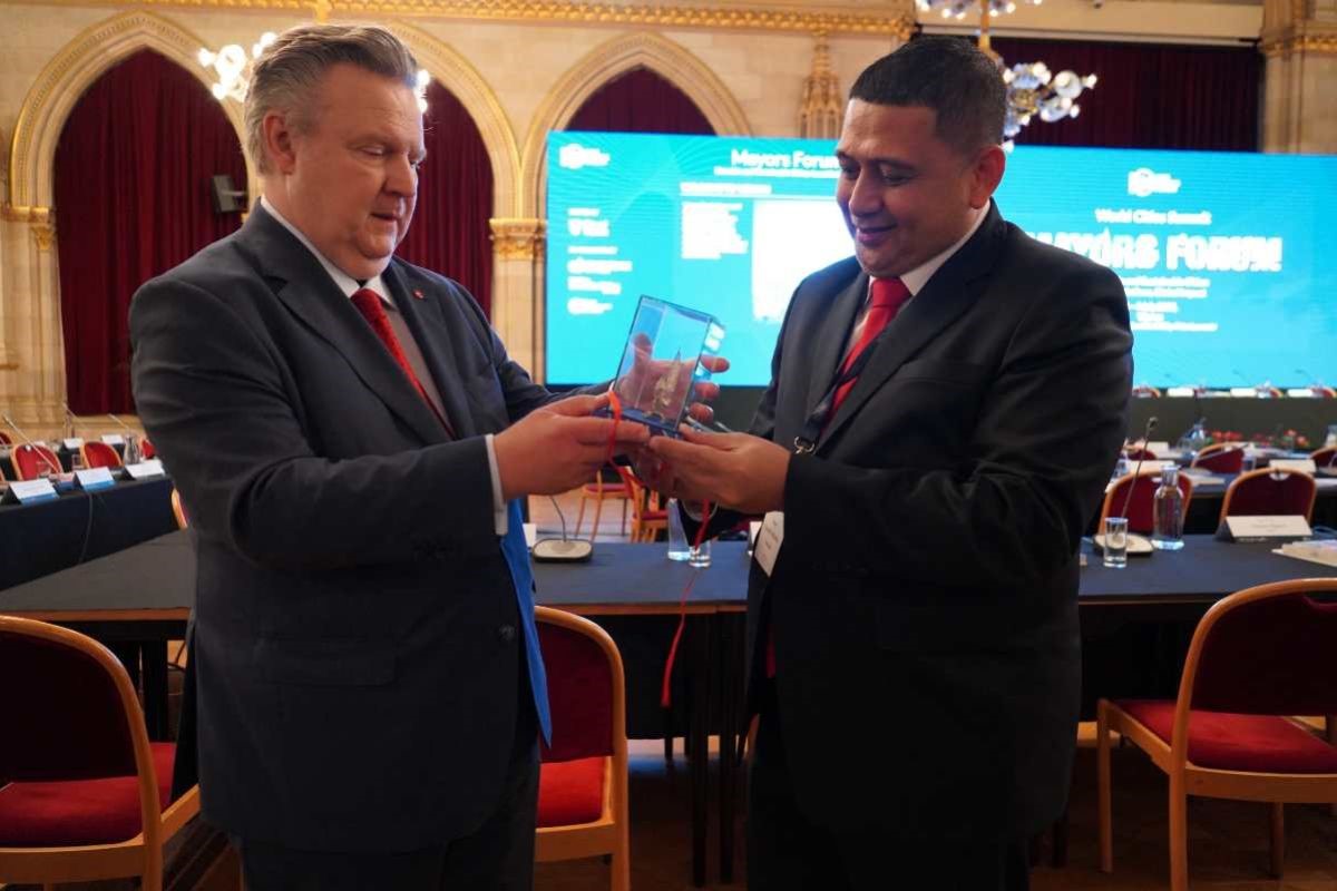 Miniatur Kapal Pinisi, Cinderamata Wali Kota Makassar kepada Wali Kota Vienna Austria